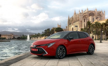 2019 Toyota Corolla Hatchback Hybrid 2.0L Red bitone (EU-Spec) Front Three-Quarter Wallpapers 450x275 (29)
