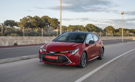 2019 Toyota Corolla Hatchback Hybrid 2.0L Red bitone (EU-Spec) Front Three-Quarter Wallpapers 450x275 (24)