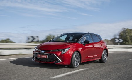2019 Toyota Corolla Hatchback Hybrid 2.0L Red bitone (EU-Spec) Front Three-Quarter Wallpapers 450x275 (19)