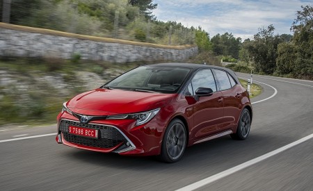 2019 Toyota Corolla Hatchback Hybrid 2.0L Red bitone (EU-Spec) Front Three-Quarter Wallpapers 450x275 (12)