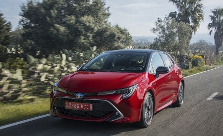 2019 Toyota Corolla Hatchback Hybrid 2.0L Red bitone (EU-Spec) Front Three-Quarter Wallpapers 450x275 (8)