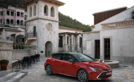 2019 Toyota Corolla Hatchback Hybrid 2.0L Red bitone (EU-Spec) Front Three-Quarter Wallpapers 450x275 (30)