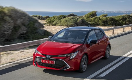 2019 Toyota Corolla Hatchback Hybrid 2.0L Red bitone (EU-Spec) Front Three-Quarter Wallpapers 450x275 (25)