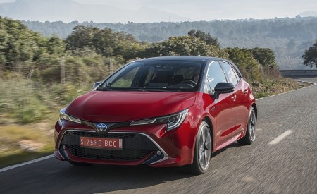 2019 Toyota Corolla Hatchback Hybrid 2.0L Red bitone (EU-Spec) Front Three-Quarter Wallpapers 450x275 (9)