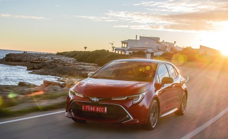 2019 Toyota Corolla Hatchback Hybrid 2.0L Red bitone (EU-Spec) Front Three-Quarter Wallpapers 450x275 (26)