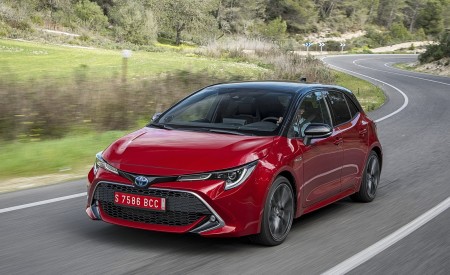 2019 Toyota Corolla Hatchback Hybrid 2.0L Red bitone (EU-Spec) Front Three-Quarter Wallpapers 450x275 (10)