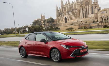 2019 Toyota Corolla Hatchback Hybrid 2.0L Red bitone (EU-Spec) Front Three-Quarter Wallpapers 450x275 (20)