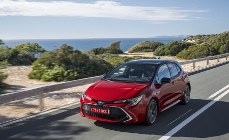 2019 Toyota Corolla Hatchback Hybrid 2.0L Red bitone (EU-Spec) Front Three-Quarter Wallpapers 450x275 (13)
