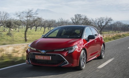 2019 Toyota Corolla Hatchback Hybrid 2.0L Red bitone (EU-Spec) Front Three-Quarter Wallpapers 450x275 (5)