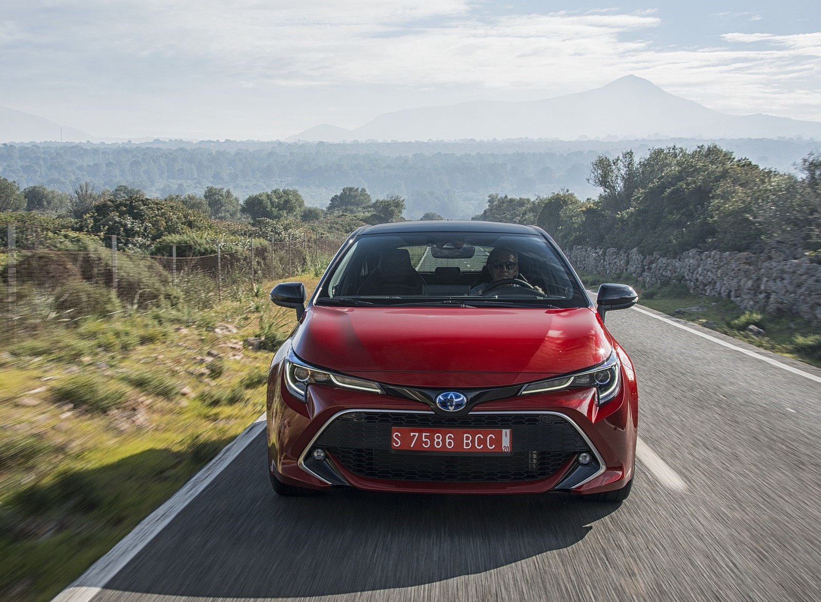 2019 Toyota Corolla Hatchback Hybrid 2.0L Red bitone (EU-Spec) Front Wallpapers (14)