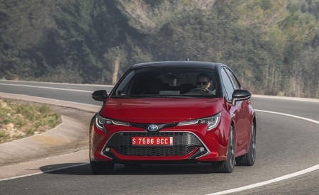2019 Toyota Corolla Hatchback Hybrid 2.0L Red bitone (EU-Spec) Front Wallpapers 450x275 (3)