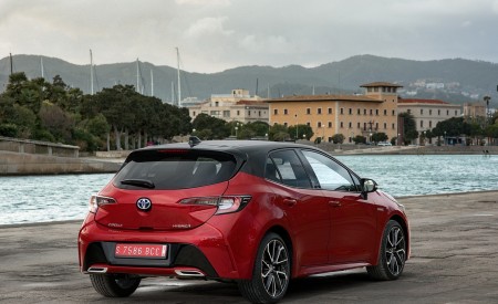 2019 Toyota Corolla Hatchback Hybrid 2.0L Red bitone (EU-Spec) Rear Three-Quarter Wallpapers 450x275 (32)