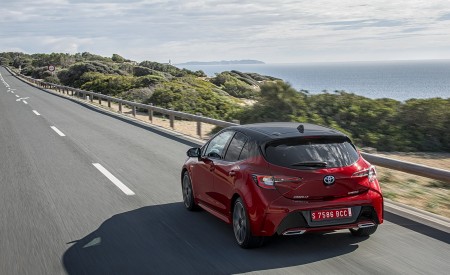 2019 Toyota Corolla Hatchback Hybrid 2.0L Red bitone (EU-Spec) Rear Three-Quarter Wallpapers 450x275 (21)