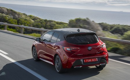 2019 Toyota Corolla Hatchback Hybrid 2.0L Red bitone (EU-Spec) Rear Three-Quarter Wallpapers 450x275 (27)