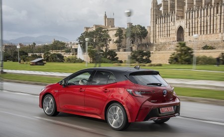 2019 Toyota Corolla Hatchback Hybrid 2.0L Red bitone (EU-Spec) Rear Three-Quarter Wallpapers 450x275 (22)