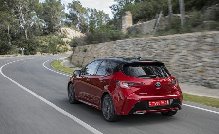 2019 Toyota Corolla Hatchback Hybrid 2.0L Red bitone (EU-Spec) Rear Three-Quarter Wallpapers 450x275 (4)