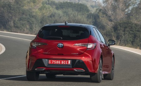 2019 Toyota Corolla Hatchback Hybrid 2.0L Red bitone (EU-Spec) Rear Wallpapers 450x275 (16)