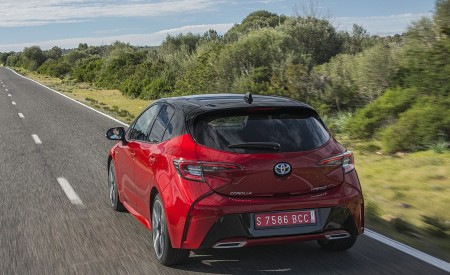 2019 Toyota Corolla Hatchback Hybrid 2.0L Red bitone (EU-Spec) Rear Wallpapers 450x275 (6)