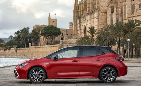 2019 Toyota Corolla Hatchback Hybrid 2.0L Red bitone (EU-Spec) Side Wallpapers 450x275 (33)