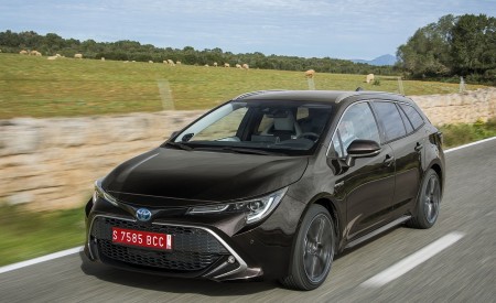 2019 Toyota Corolla Touring Sports 2.0L Brown (EU-Spec) Front Three-Quarter Wallpapers 450x275 (13)