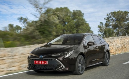 2019 Toyota Corolla Touring Sports 2.0L Brown (EU-Spec) Front Three-Quarter Wallpapers 450x275 (9)
