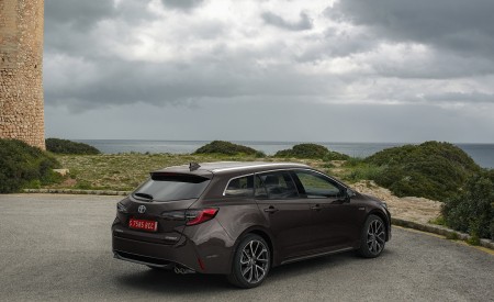 2019 Toyota Corolla Touring Sports 2.0L Brown (EU-Spec) Rear Three-Quarter Wallpapers 450x275 (23)