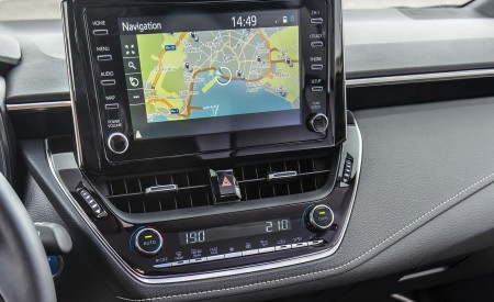 2019 Toyota Corolla Touring Sports Hybrid 1.8L Platinum (EU-Spec) Central Console Wallpapers 450x275 (65)