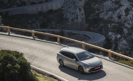2019 Toyota Corolla Touring Sports Hybrid 1.8L Platinum (EU-Spec) Front Three-Quarter Wallpapers 450x275 (42)
