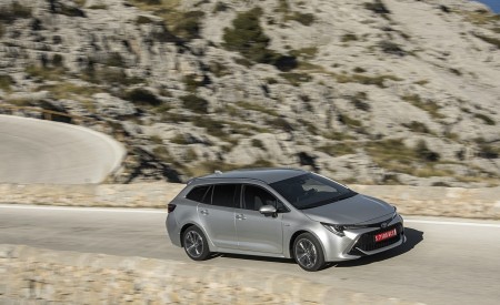 2019 Toyota Corolla Touring Sports Hybrid 1.8L Platinum (EU-Spec) Front Three-Quarter Wallpapers 450x275 (43)