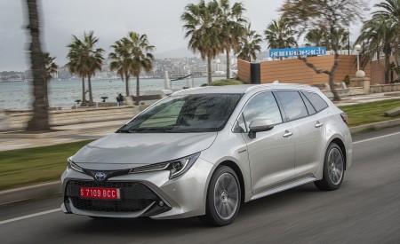 2019 Toyota Corolla Touring Sports Hybrid 1.8L Platinum (EU-Spec) Front Three-Quarter Wallpapers 450x275 (31)