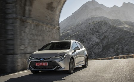2019 Toyota Corolla Touring Sports Hybrid 1.8L Platinum (EU-Spec) Front Three-Quarter Wallpapers 450x275 (44)