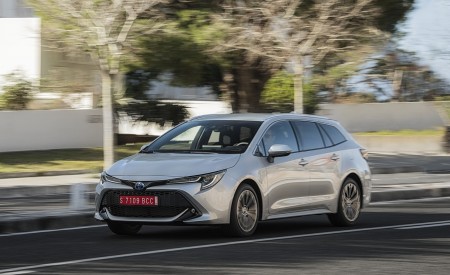 2019 Toyota Corolla Touring Sports Hybrid 1.8L Platinum (EU-Spec) Front Three-Quarter Wallpapers 450x275 (32)