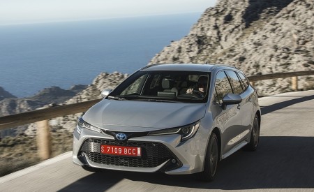 2019 Toyota Corolla Touring Sports Hybrid 1.8L Platinum (EU-Spec) Front Three-Quarter Wallpapers 450x275 (33)
