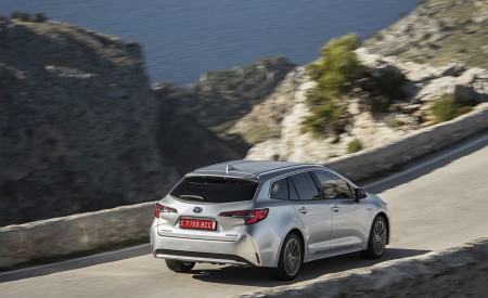 2019 Toyota Corolla Touring Sports Hybrid 1.8L Platinum (EU-Spec) Rear Three-Quarter Wallpapers 450x275 (38)