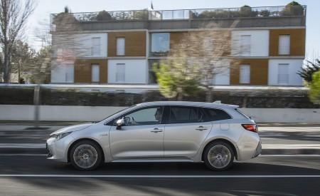 2019 Toyota Corolla Touring Sports Hybrid 1.8L Platinum (EU-Spec) Side Wallpapers 450x275 (41)