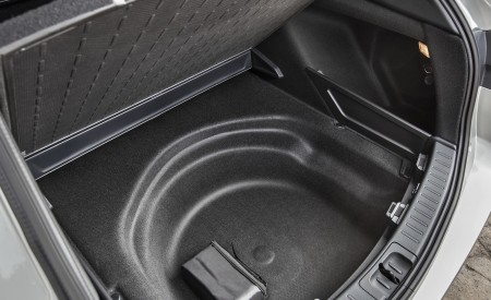 2019 Toyota Corolla Touring Sports Hybrid 1.8L Platinum (EU-Spec) Trunk Wallpapers 450x275 (57)