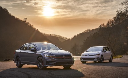 2019 Volkswagen Jetta GLI 35th Anniversary Edition Front Three-Quarter Wallpapers 450x275 (55)