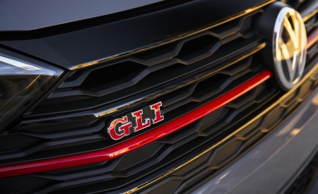 2019 Volkswagen Jetta GLI Grill Wallpapers 450x275 (18)