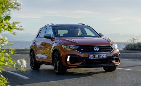 2019 Volkswagen T-Roc R Front Three-Quarter Wallpapers 450x275 (42)
