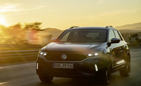 2019 Volkswagen T-Roc R Front Three-Quarter Wallpapers 450x275 (12)