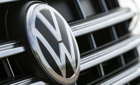 2019 Volkswagen Touareg V6 TDI R-Line (UK-Spec) Badge Wallpapers 450x275 (25)