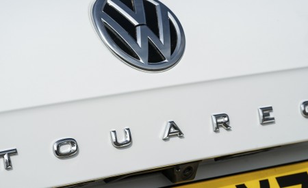 2019 Volkswagen Touareg V6 TDI R-Line (UK-Spec) Badge Wallpapers 450x275 (26)