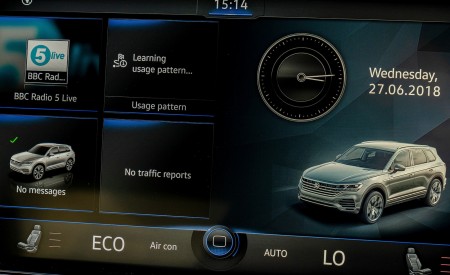 2019 Volkswagen Touareg V6 TDI R-Line (UK-Spec) Central Console Wallpapers 450x275 (43)