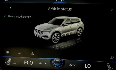 2019 Volkswagen Touareg V6 TDI R-Line (UK-Spec) Central Console Wallpapers 450x275 (42)