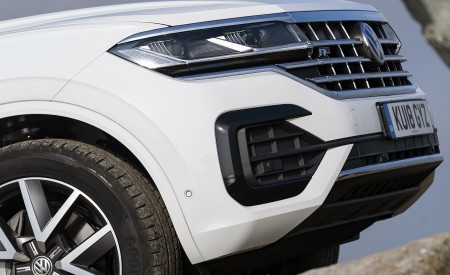 2019 Volkswagen Touareg V6 TDI R-Line (UK-Spec) Detail Wallpapers 450x275 (17)