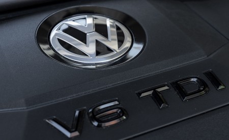 2019 Volkswagen Touareg V6 TDI R-Line (UK-Spec) Engine Wallpapers 450x275 (34)
