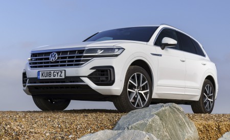 2019 Volkswagen Touareg V6 TDI R-Line (UK-Spec) Front Three-Quarter Wallpapers 450x275 (18)