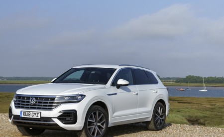 2019 Volkswagen Touareg V6 TDI R-Line (UK-Spec) Front Three-Quarter Wallpapers 450x275 (5)