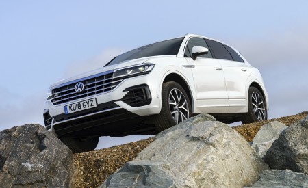 2019 Volkswagen Touareg V6 TDI R-Line (UK-Spec) Front Three-Quarter Wallpapers 450x275 (19)