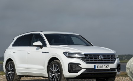 2019 Volkswagen Touareg V6 TDI R-Line (UK-Spec) Front Three-Quarter Wallpapers 450x275 (13)